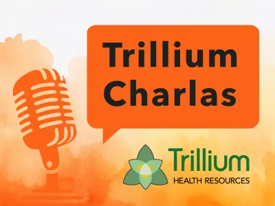 un microfono en un fondo naranja con la palabra "charlas"