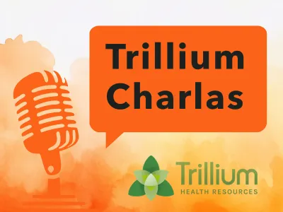 un microfono en un fondo naranja con la palabra "charlas"