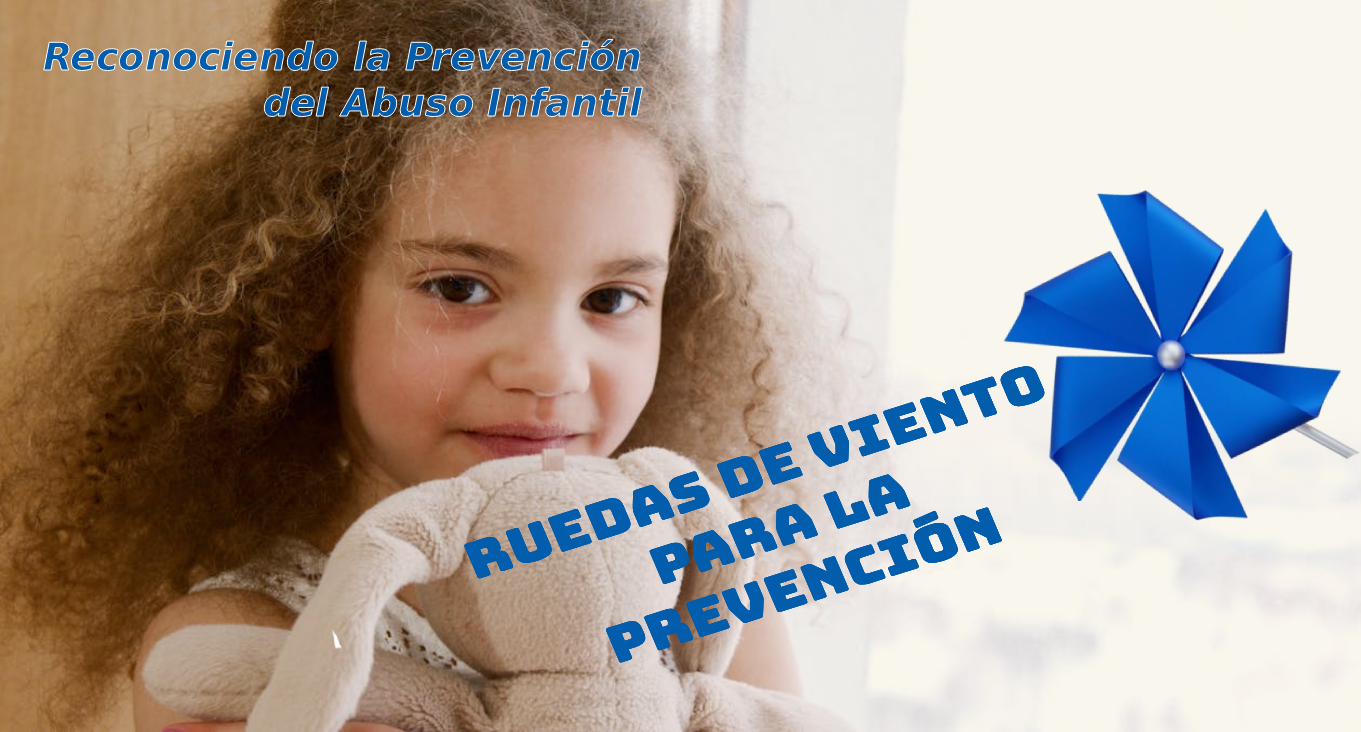 una niña con un peluche mirando y soriendo a la cámara